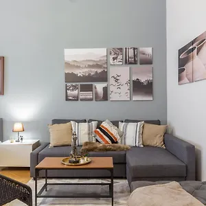 https://spacious-cozy-downtown-apartment-with-balcony.inbudapesthotels.com